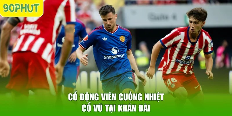 Cổ động viên cuồng nhiệt cổ vũ tại khán đài