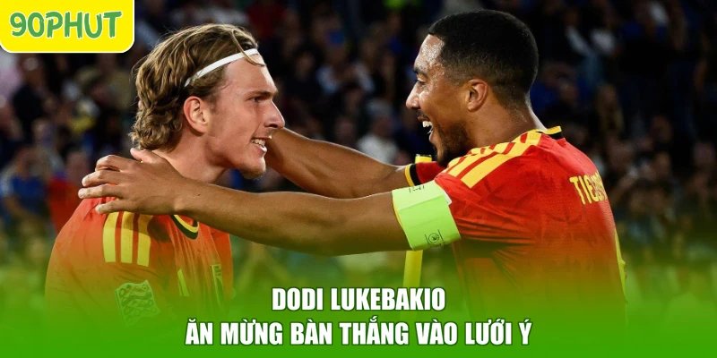 Dodi Lukebakio ăn mừng bàn thắng vào lưới Ý