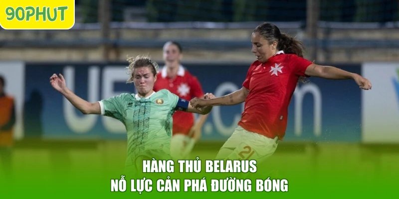 Hàng thủ Belarus nỗ lực cản phá đường bóng
