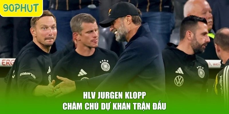 HLV Jurgen Klopp chăm chú dự khán trận đấu