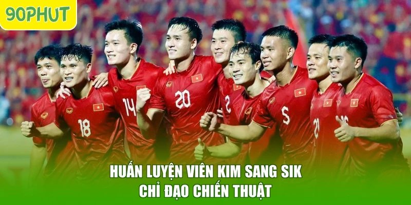 Huấn luyện viên Kim Sang Sik chỉ đạo chiến thuật