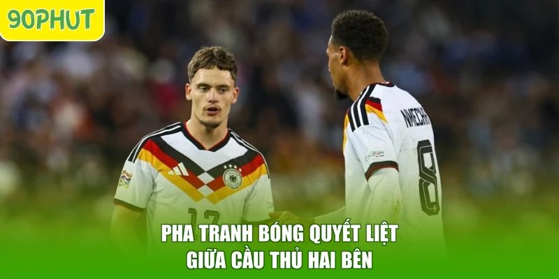 Pha tranh bóng quyết liệt giữa cầu thủ hai bên