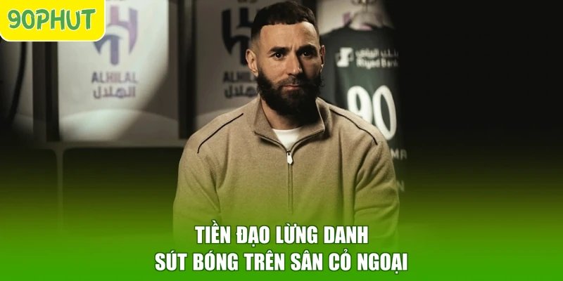 Tiền đạo lừng danh sút bóng trên sân cỏ ngoại